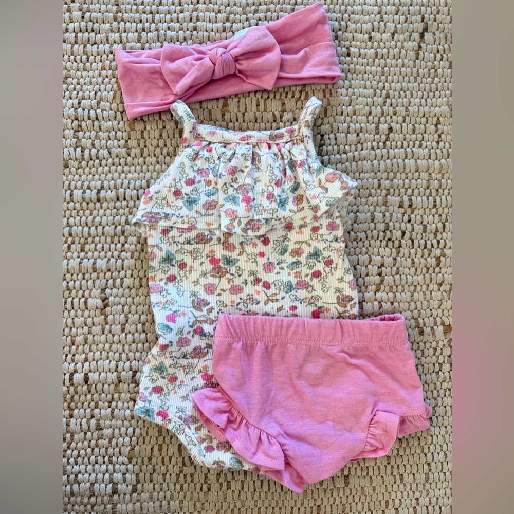 Baby girl floral one piece and short set with matching bow, size 6-9 months